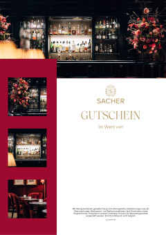 Stilvolle Sacher Bar mit roten und grünen Samtsesseln und Kamin im Hotel Sacher Salzburg.