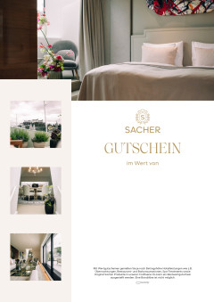Sacher Gutschein: Helles, modernes Hotelzimmer mit großem Bett, floraler Dekoration und Fotos von Terrassen- und Loungebereichen.